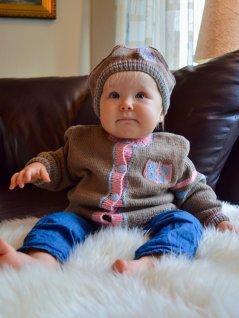 Cardigan with emblem and beret