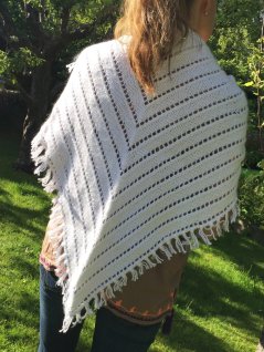 Shawl with v-pattern