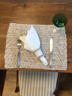 Easy crochet placemat and napkin ring
