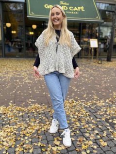 Patterned triangular shawl