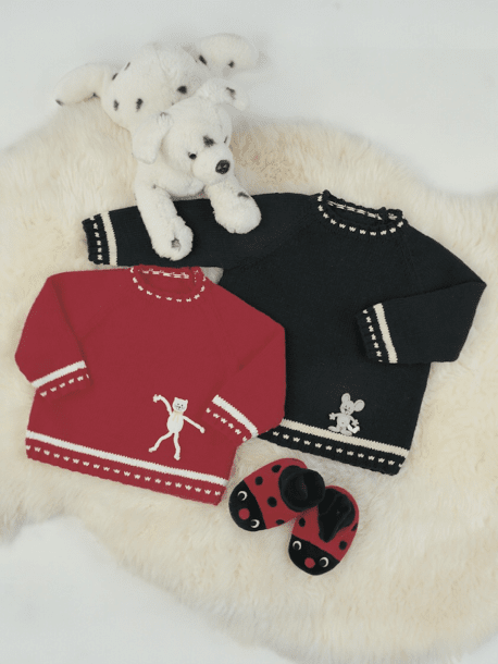 Plain knit sweater with sewn-on figure