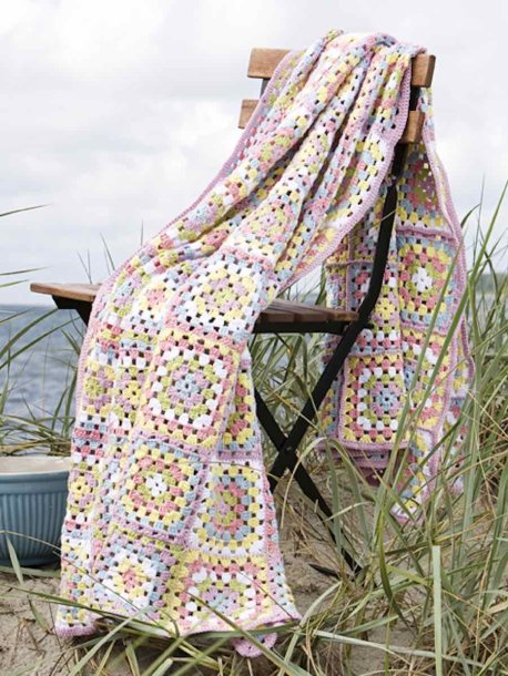 Crocheted plaid in granny squares