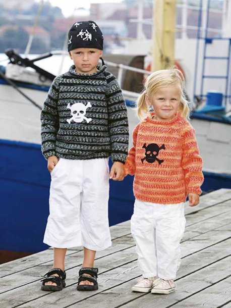 Raglan sweater with skull
