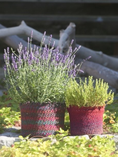 Crocheted covers and tablecloths in 3-fold