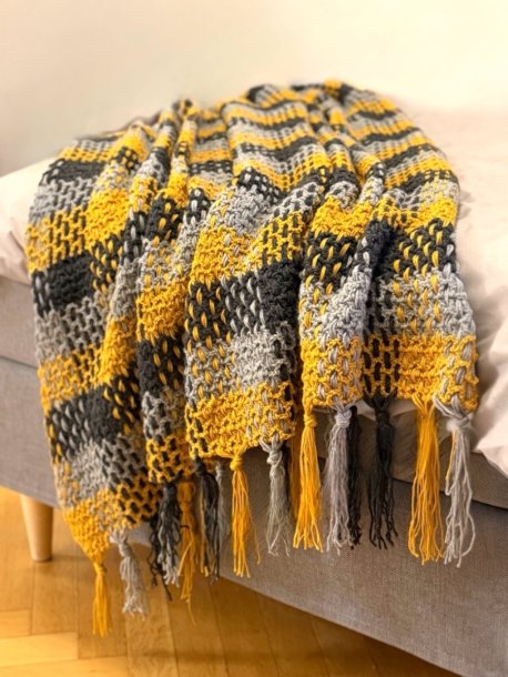 Crochet blanket with fringe
