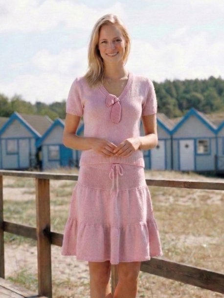 Short-sleeved top and skirt