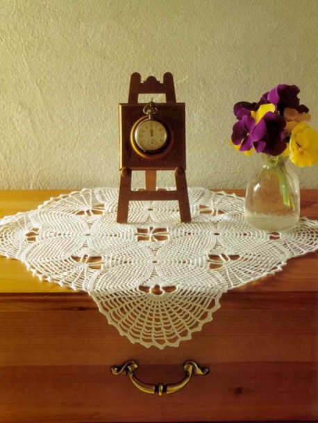 Tablecloth with leaf pattern