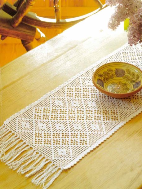 Runner with diagonal pattern